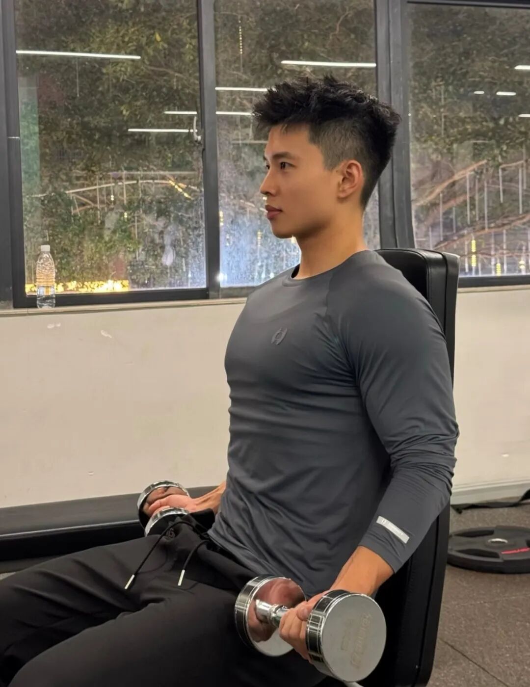 东北黑皮猛男体育生健身房大秀身材！粗腿大包持久力爆棚....