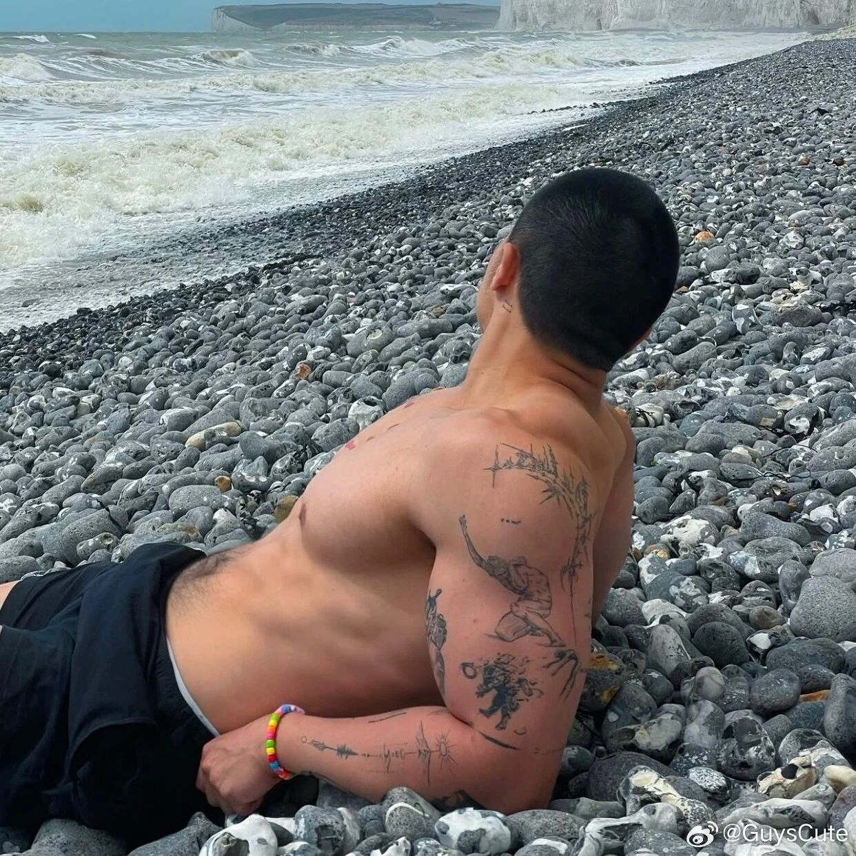 图片[2]-斯文败类教科书！白皮细狗真香！天使脸魔鬼身！| 鉴定网络热门帅哥-小蓝短视频