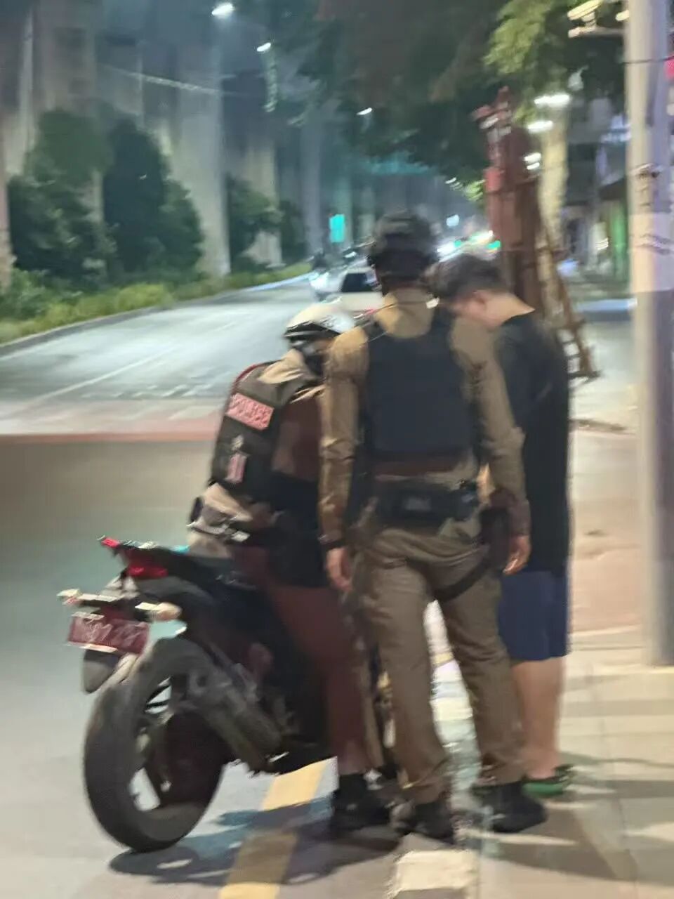 泰国警察路边查处方药和rush？游客需要支付高额泰铢罚款？