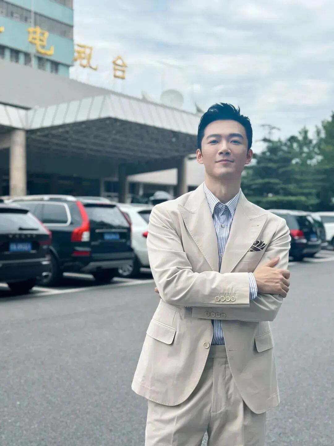 春晚正装“硬帅”男主持火了！不油腻不整容，这张“国脸”今年竟已38岁了？