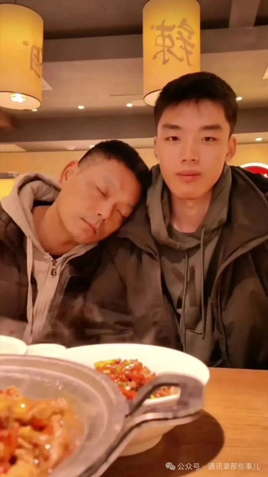 相差20岁!05年薄肌男大疯狂“倒贴”85年大叔，全网txl酸了…