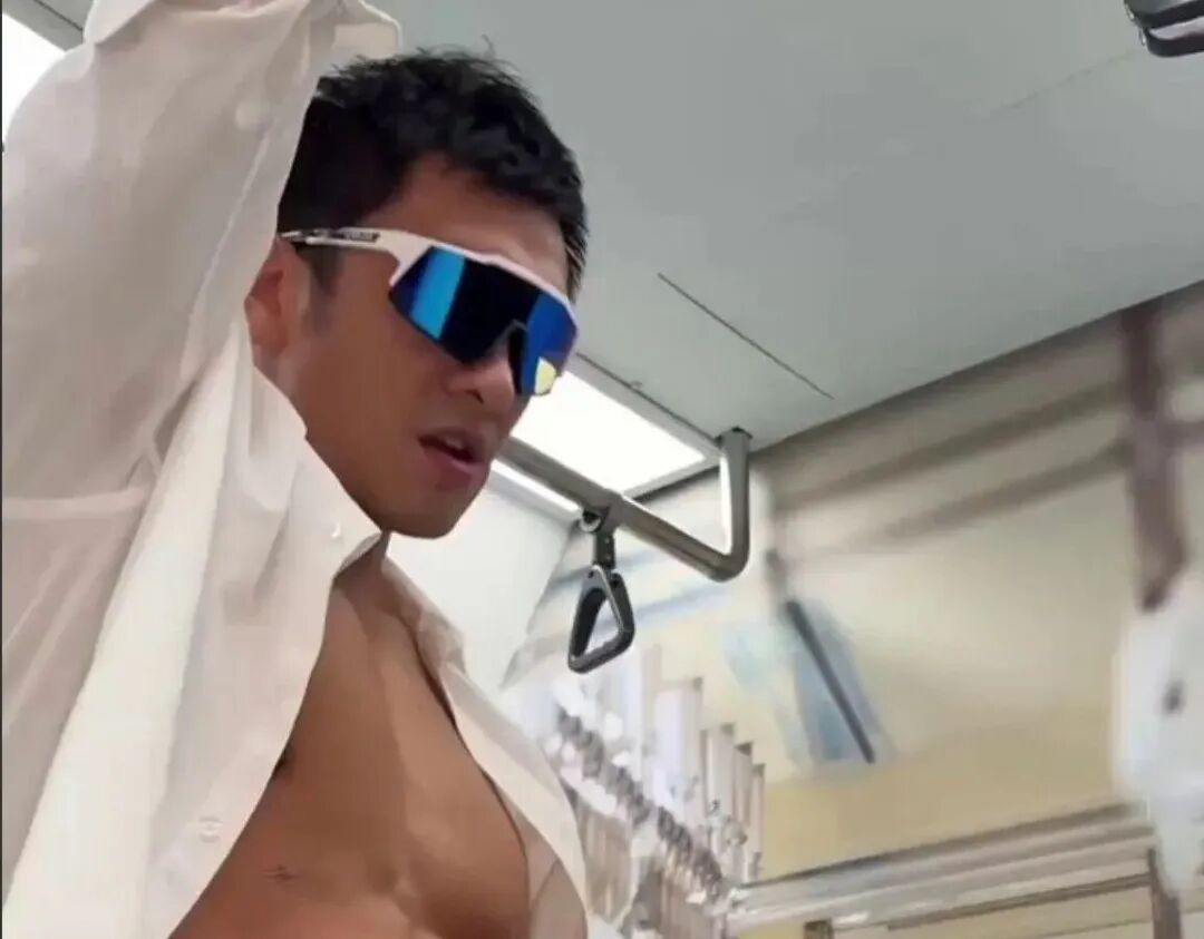 正装、墨镜！185CM体育生战斗力太强爆火，按摩视频外网传疯了！