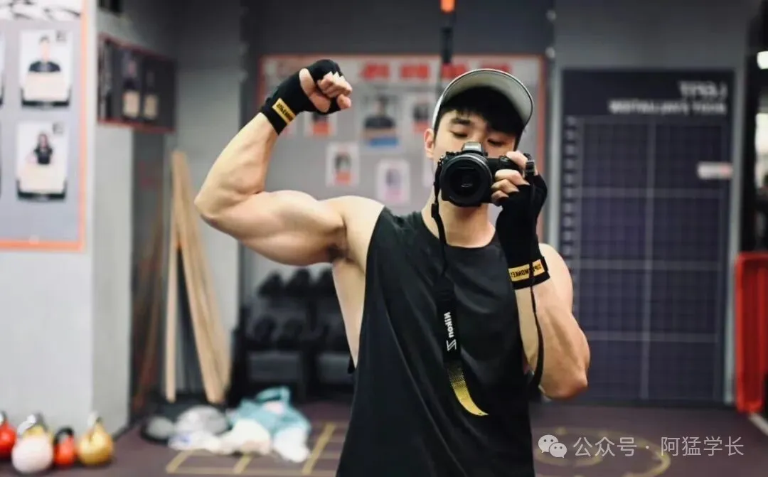 图片[3]-OMG！原来健身教练，都会被女记者采访啊……-小蓝短视频