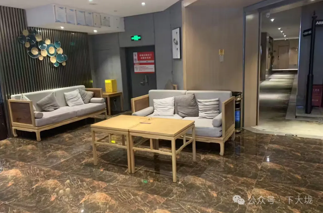 帅哥面基遇到假照男，当面被嘲讽，连矿泉水都顺走？-小蓝短视频