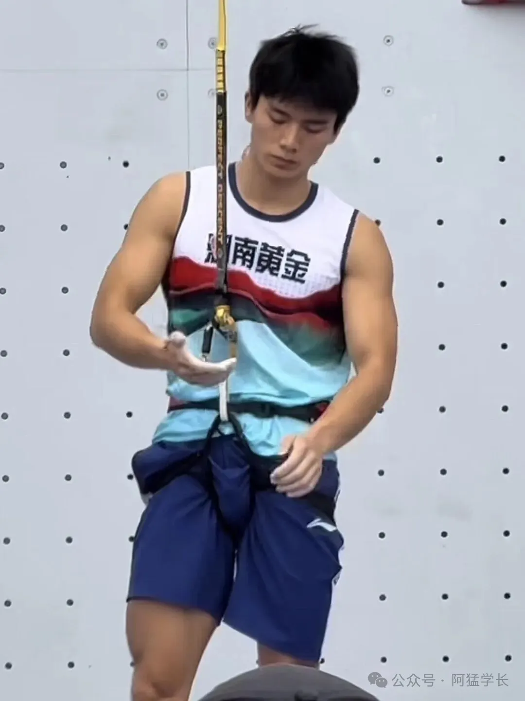 图片[2]-【赛场男神】攀岩运动员の伍鹏，全运会上硬帅！-小蓝短视频