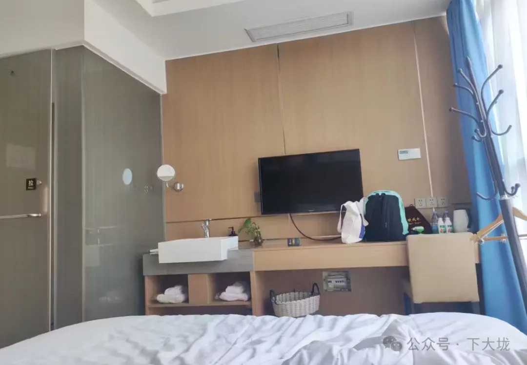 图片[1]-帅哥面基遇到假照男，当面被嘲讽，连矿泉水都顺走？-小蓝短视频