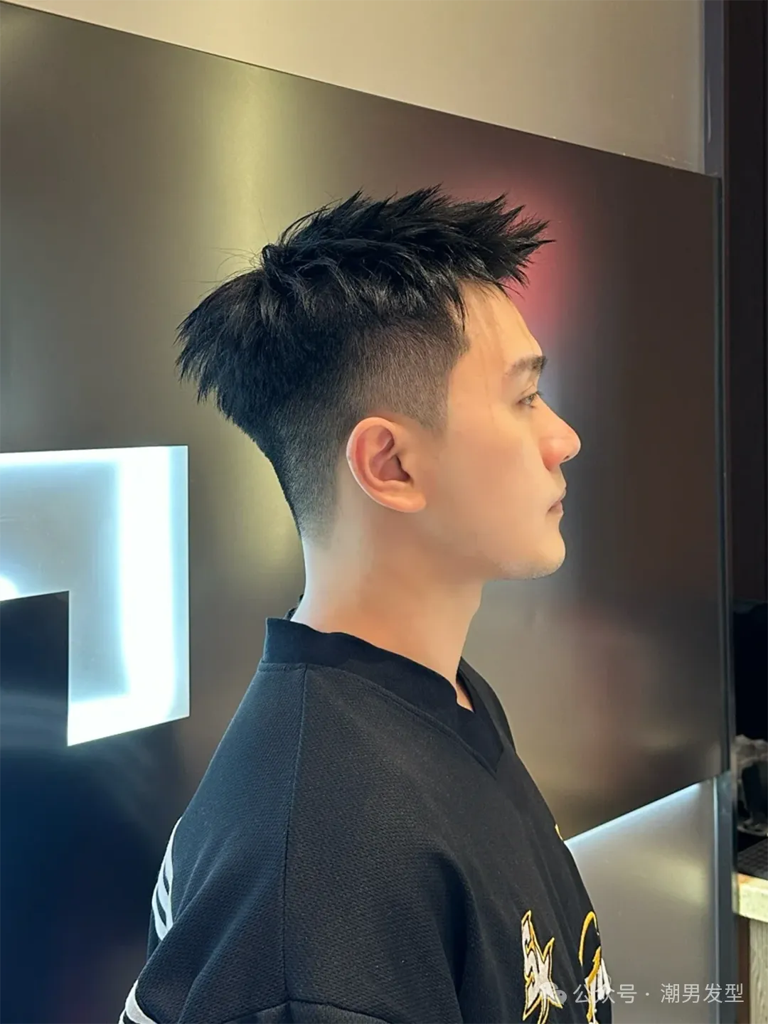 图片[1]-男生过了30岁，就别再剪“幼稚”发型了！这3款造型轻熟又帅气！-小蓝短视频