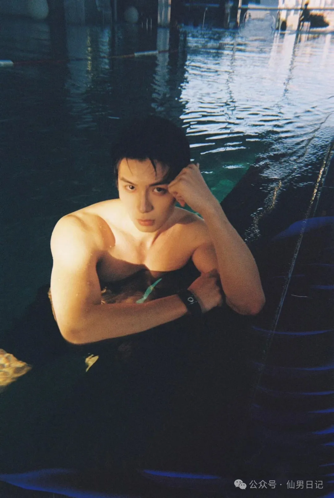 刚刚这个春节，这个腹肌帅哥在ins上杀疯了……-小蓝短视频