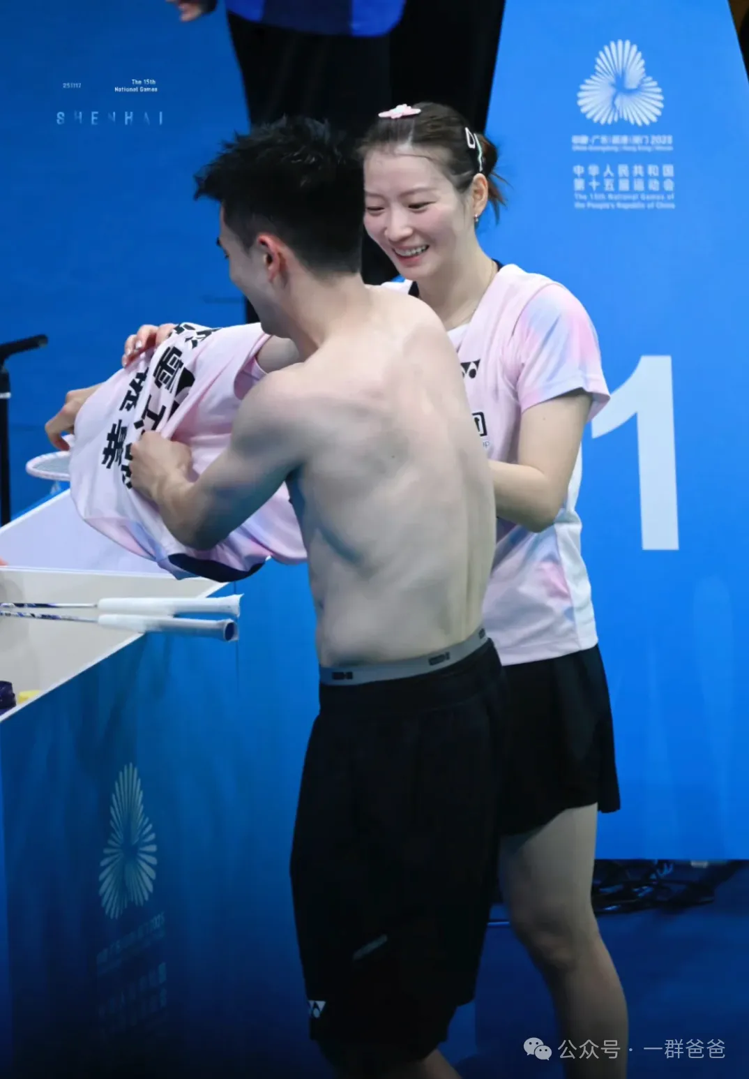 图片[18]-人夫郑思维强大的可怕？采访视频粗腿都不用穿灰短裤呀！-小蓝短视频