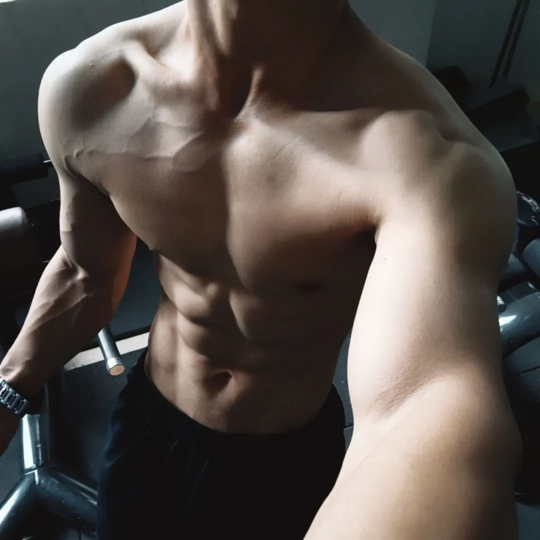 又到一年退伍季，教你怎么找到八块腹肌兵哥哥当男友！-小蓝短视频