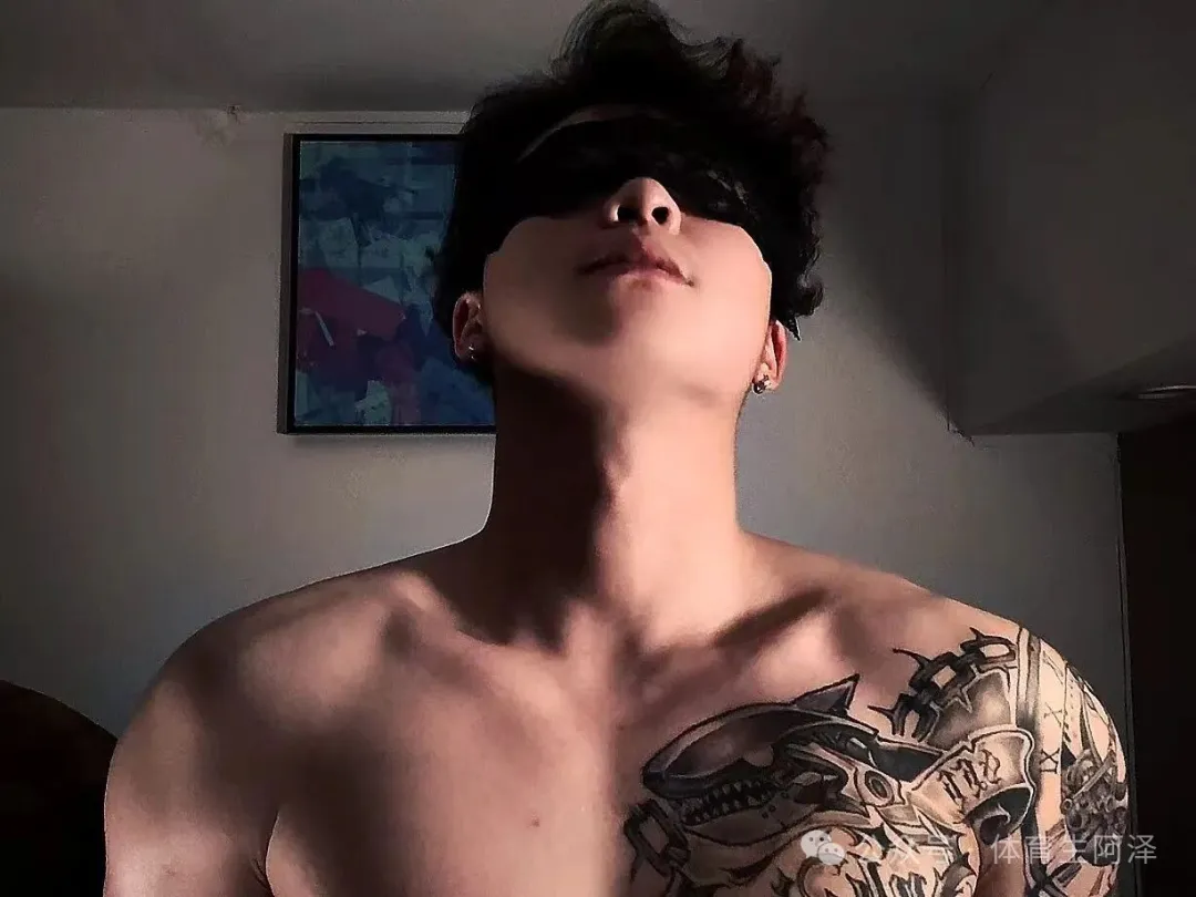 图片[2]-【2月精选】脂包肌卷毛猛男大尺度写真！翘臀腹肌19禁...-小蓝短视频