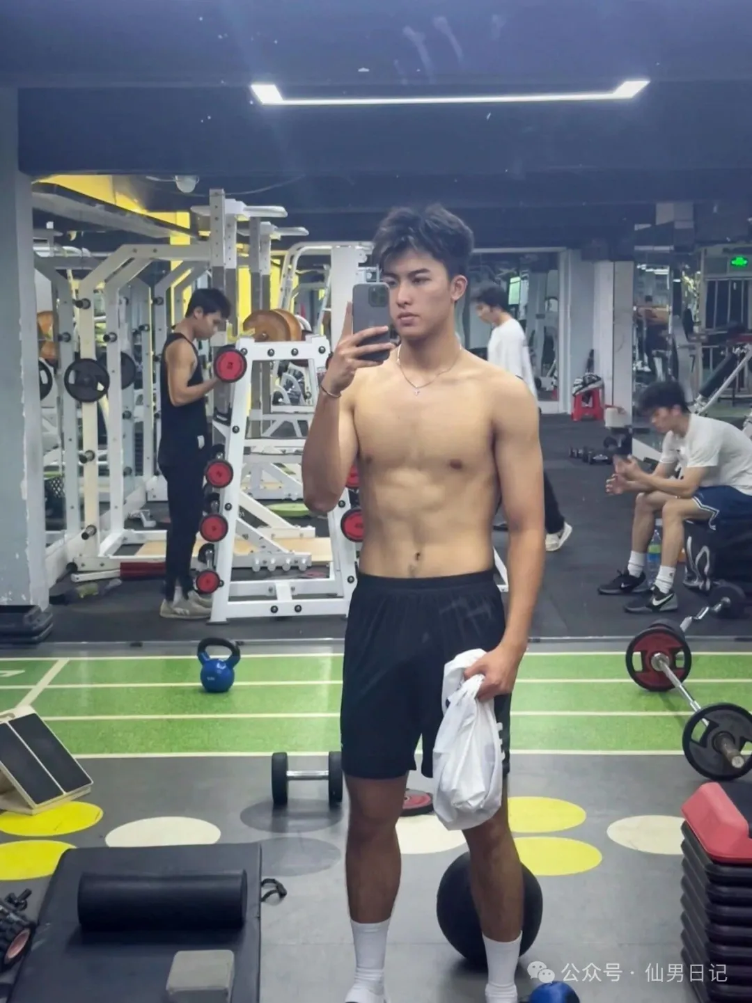 190cm体育生男大，06年的钻石腹肌质量太高了！-小蓝短视频