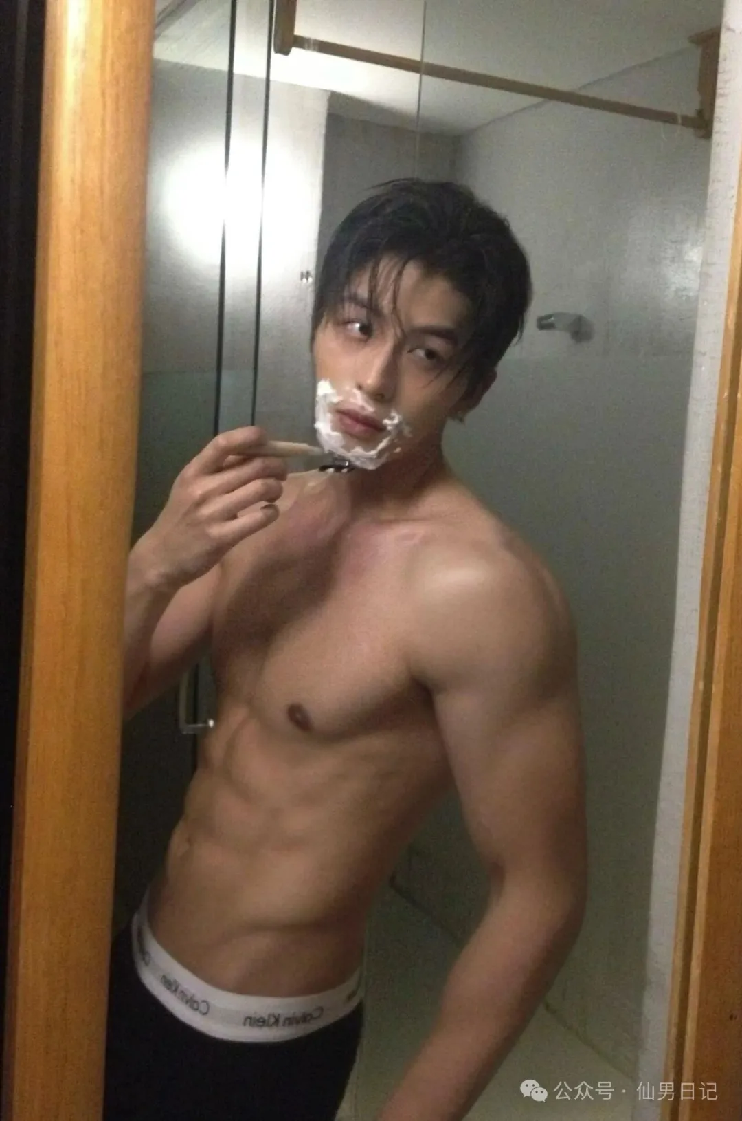 图片[2]-刚刚这个春节，这个腹肌帅哥在ins上杀疯了……-小蓝短视频