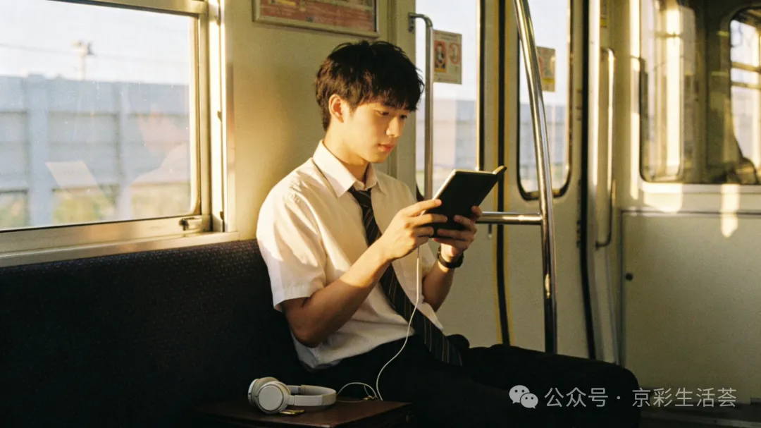 健康生活习惯养成指南（七）通勤路上别再刷手机了！这 20 分钟，藏着你变高效的秘密｜生活智慧-小蓝短视频