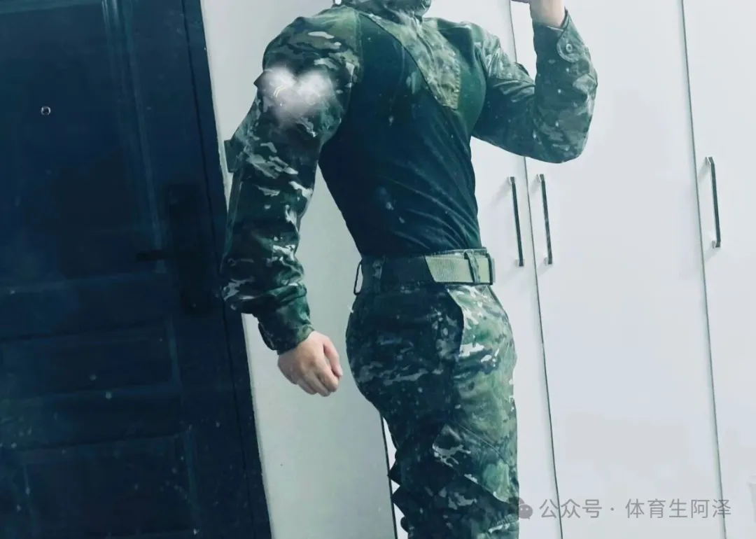 图片[4]-187迷彩肌肉男男友视角爆火？粗腿大包太诱人....-小蓝短视频