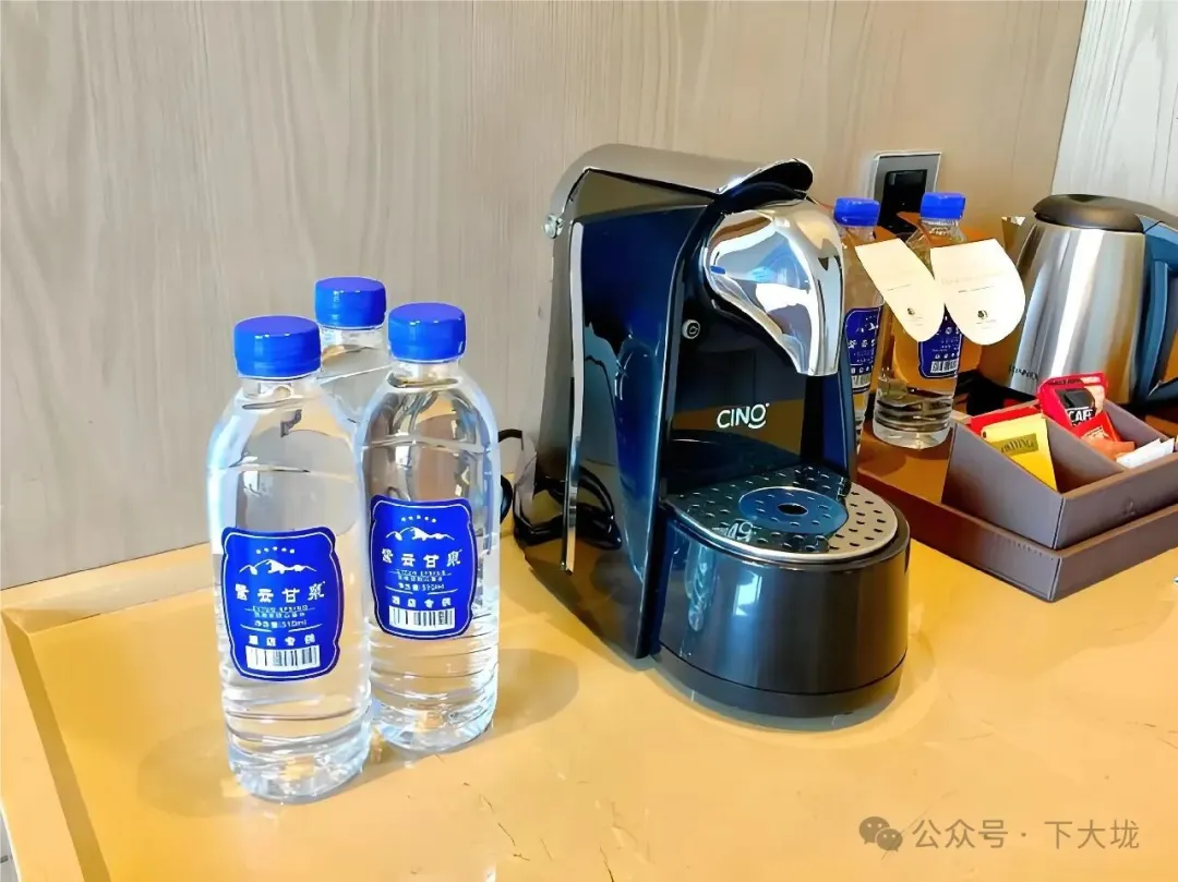 图片[3]-帅哥面基遇到假照男，当面被嘲讽，连矿泉水都顺走？-小蓝短视频