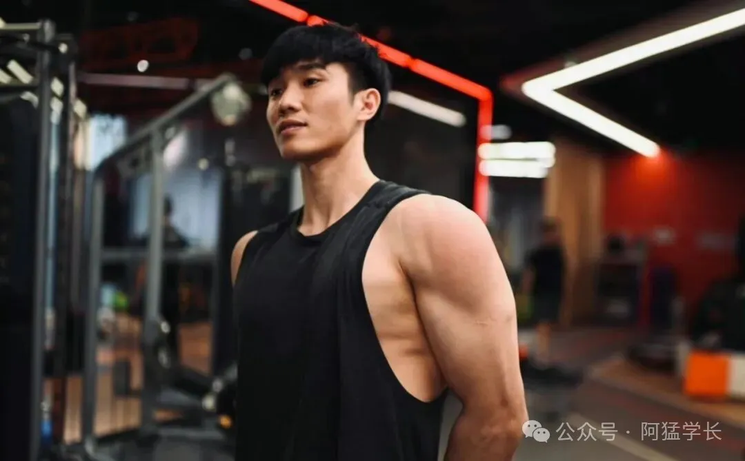 图片[2]-OMG！原来健身教练，都会被女记者采访啊……-小蓝短视频