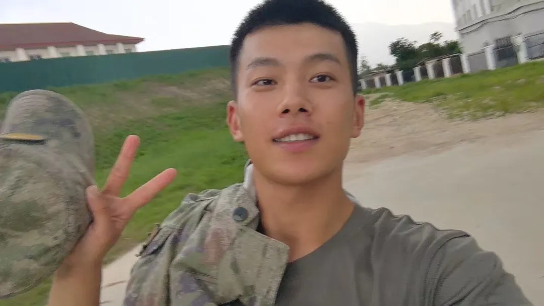 图片[10]-天！圈内网红小哥家贞居然去当了两年兵，现在都退伍了！-小蓝短视频