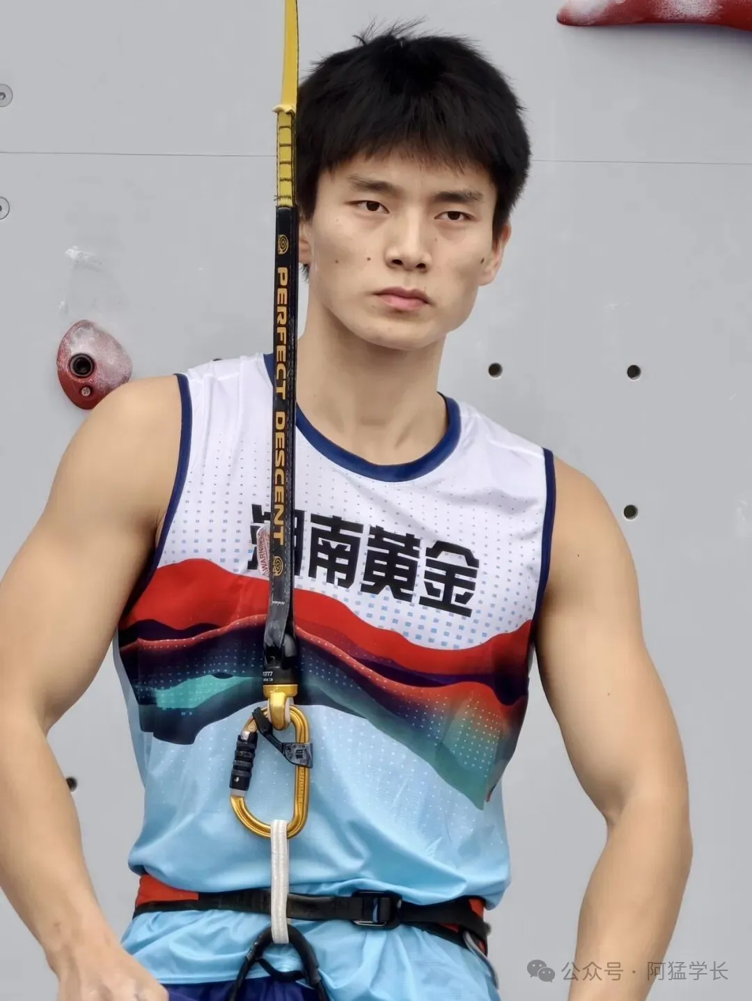 【赛场男神】攀岩运动员の伍鹏，全运会上硬帅！-小蓝短视频