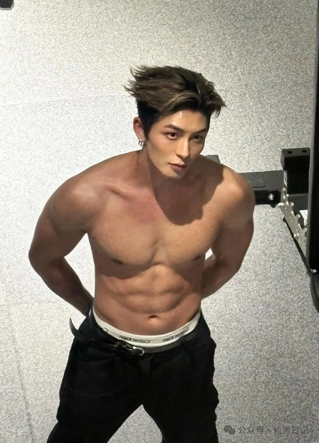 图片[11]-刚刚这个春节，这个腹肌帅哥在ins上杀疯了……-小蓝短视频